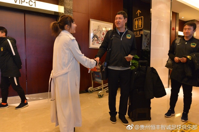 莉莉（露迪芬·莎妮 Ludivine Sagnier 饰）是一个脑壳里塞满了古灵精怪的奇思妙想的女孩，在旁人眼中，她从不依照常理出牌，行动举止鲁莽而又诡异，但对莉莉来讲，她有着她的宇宙和哲学，她一切的行动和逻辑皆依照本身的准则来运作。母亲的俄然离世让莉莉和久未碰面的姐姐克拉拉（黛安·克鲁格 Diane Kruger 饰）再度走到了一路。母亲的趋向让克拉拉完全堕入了疾苦和失望当中，精力濒临解体的边沿。但是，跟着时候的推移，莉莉的所作所为垂垂抚慰了克拉拉破裂的心，经由过程窥见mm丰硕而又自由的心里世界，被禁锢已久的克拉拉仿佛也获得了开释。一种奇奥的默契和联络在姐妹两人之间发生了。